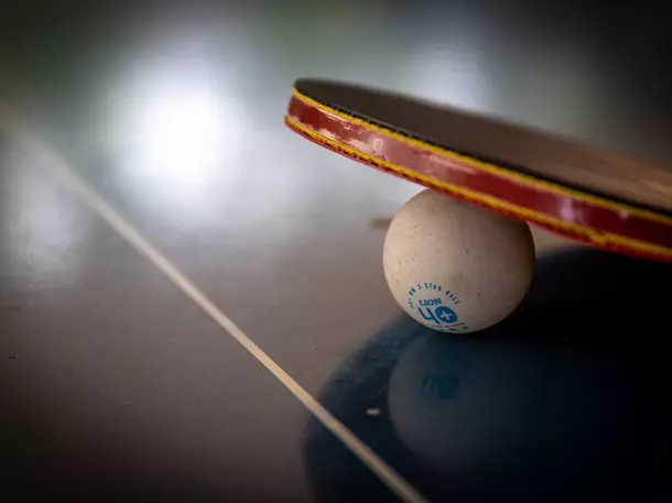 Tischtennisplatten auf dem Abenteuerspielplatz