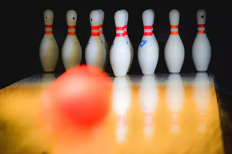 Bowlen auf der Bowlingbahn in der Nähe